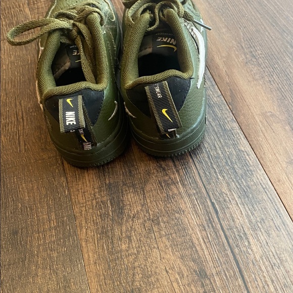 Nike Olive Green Sneakers with White Logo - Picture 7 of 8